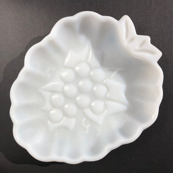 Vintage Hazel Atlas Milk Glass Candy Dish Grape Cluster Bunch Shaped Textured - Picture 1 of 8